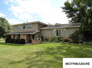 1027 Fair Meadow Dr, Mason City, IA 50401