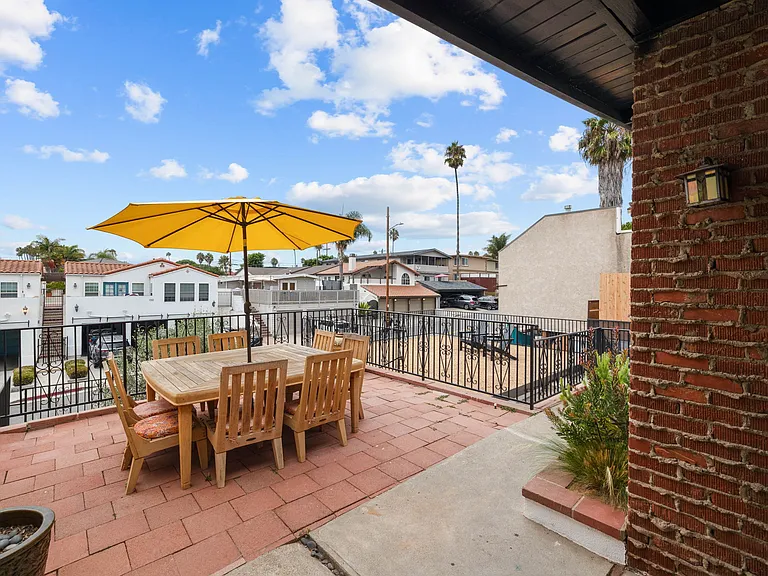 149 W Escalones — Photo 30