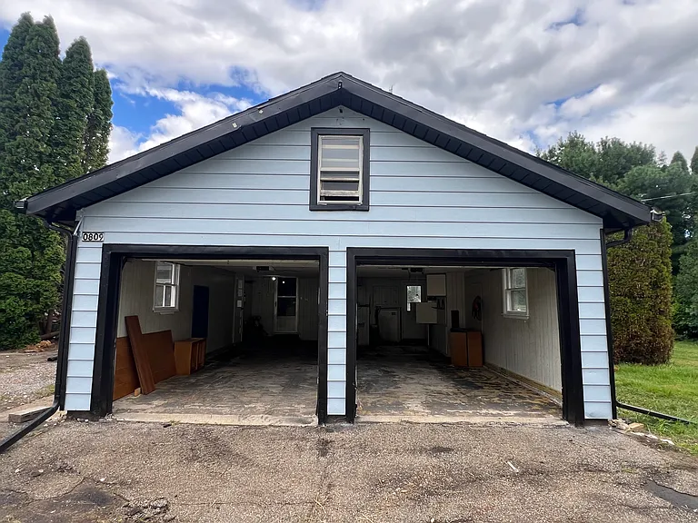 809 S Circle Dr E — Photo 2