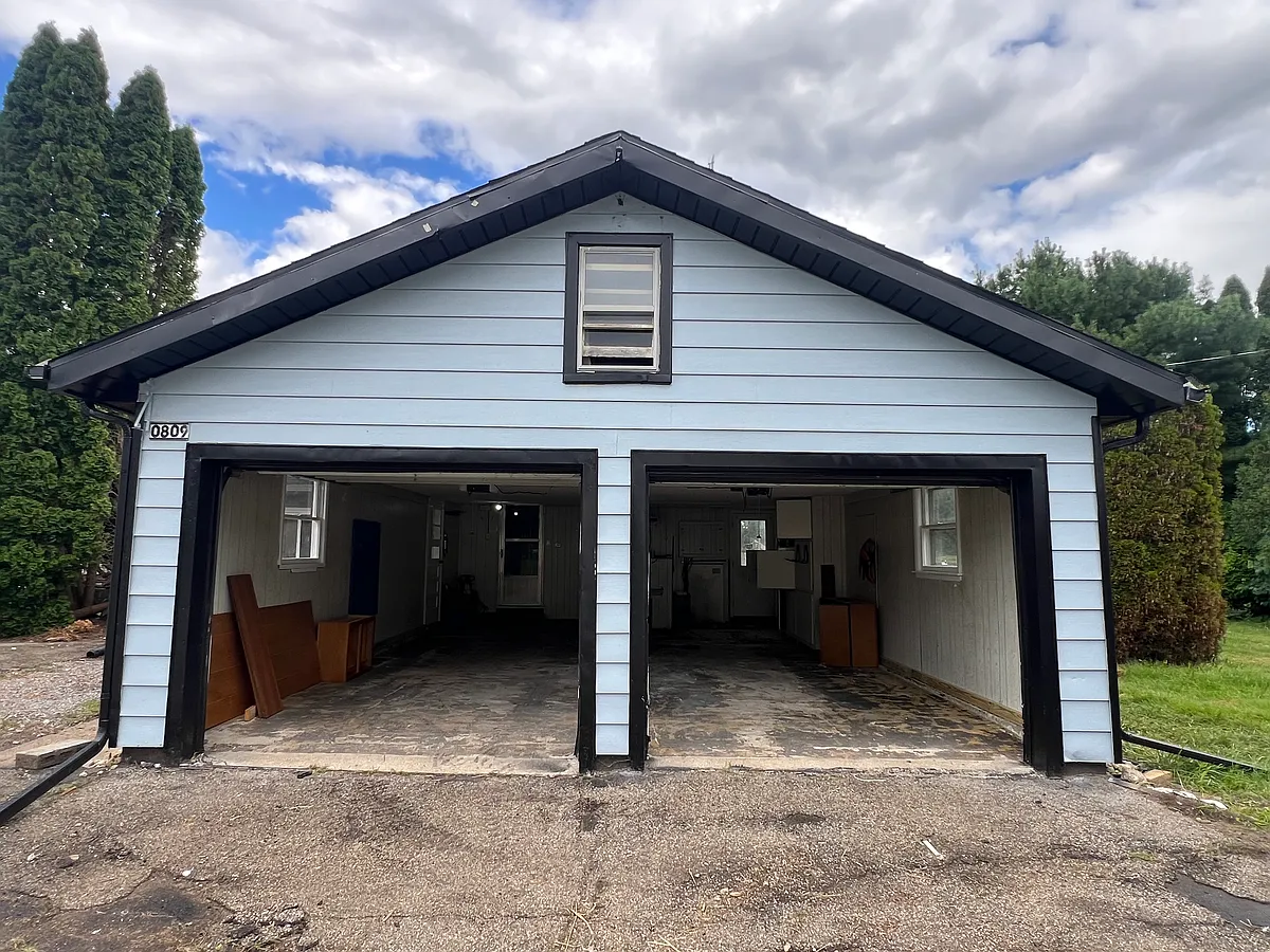 Building Photo - 809 S Circle Dr E