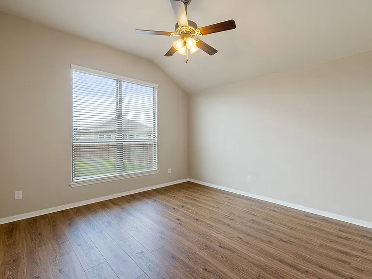8025 Hawthorn — Photo 14