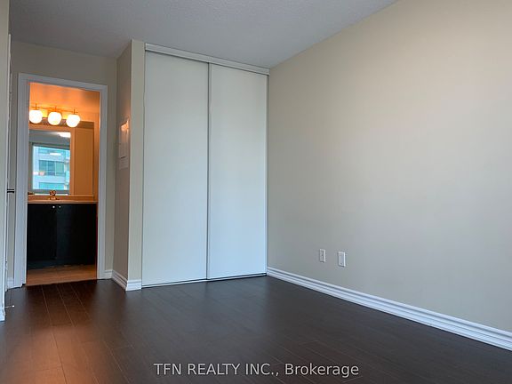 5th image of 19 Grand Trunk Cres #3306