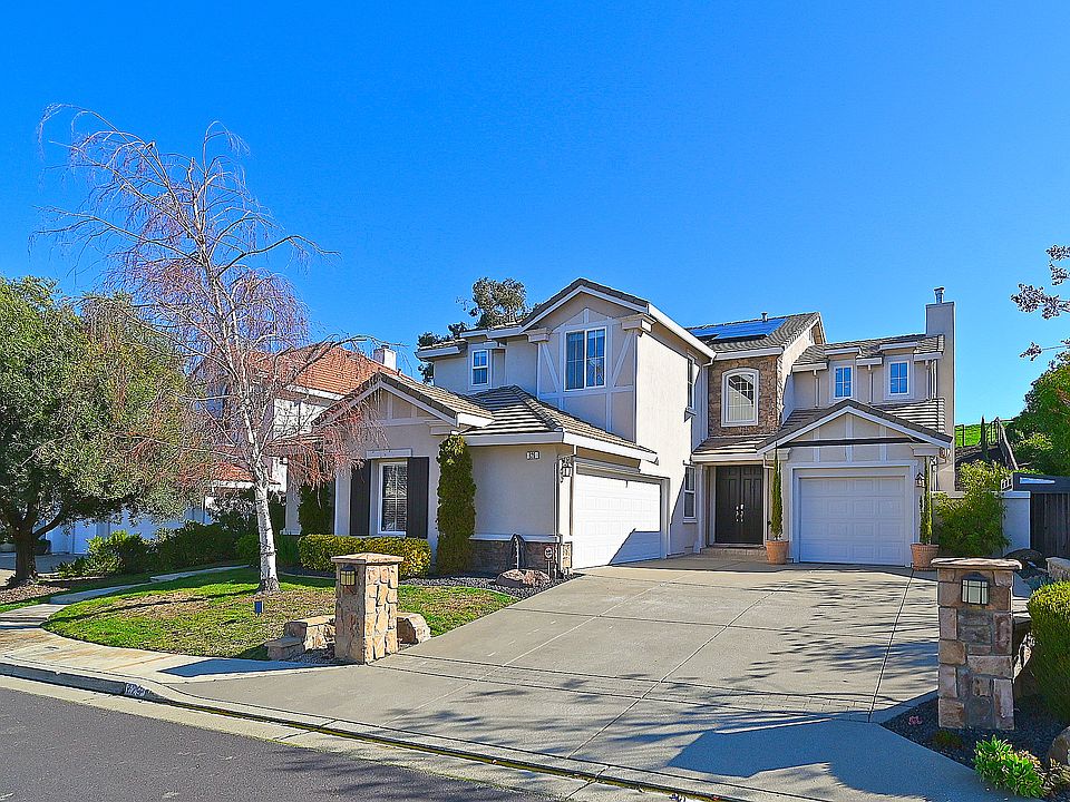 Entrance with driveway, 1-car garage on the right and 2-car garage on the left