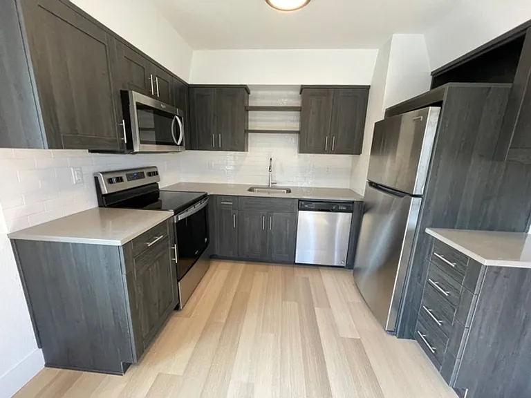 The Courtcrest Apartments — Photo 7