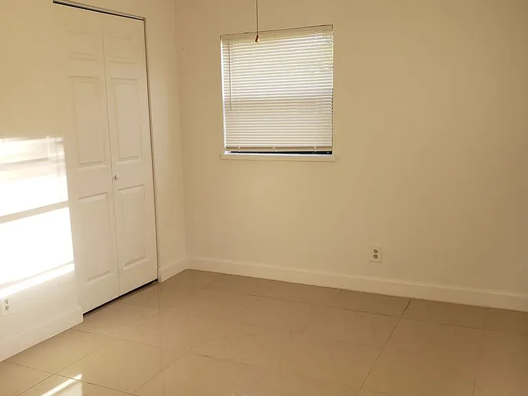 940 Lockhart St — Photo 16