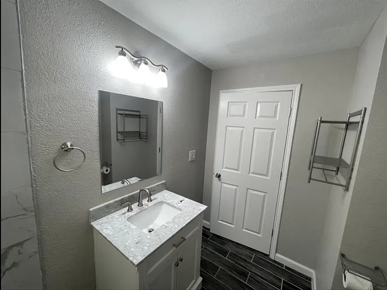 1901 Dutton Ave — Photo 11