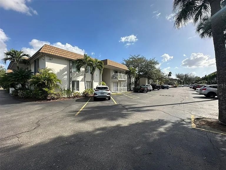 1840 Maravilla Ave #110 — Photo 28