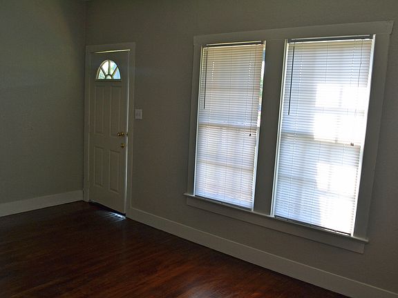 Living Room/Entrance