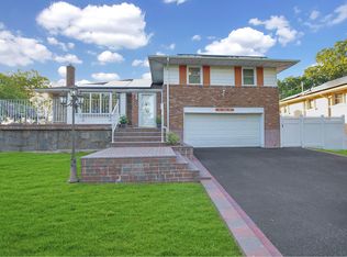 935 Plum Tree Rd W, Westbury, NY 11590