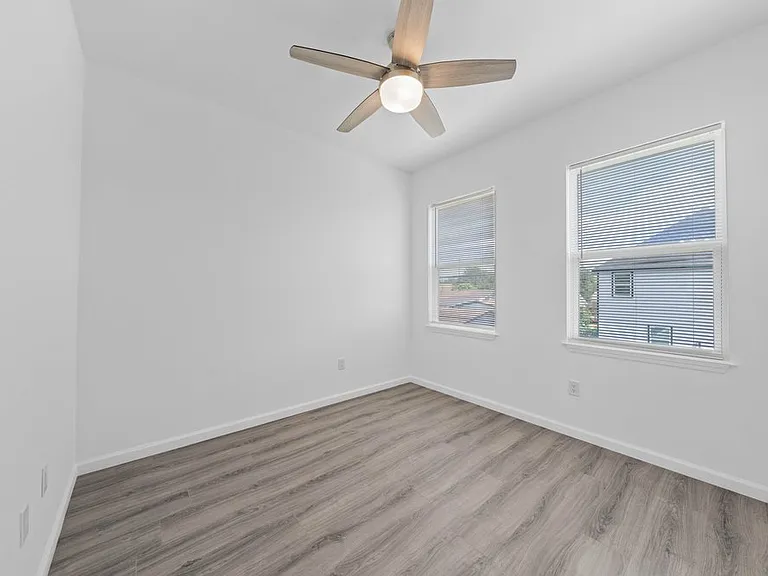 323 Gabriel St #202 — Photo 13