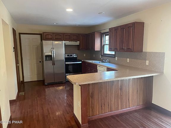 3rd image of 140 Colette Ln