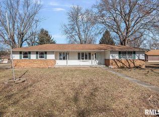 646 W Van Buren St, Greenview, IL 62642