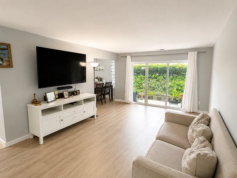 8 Shrewsbury Green Dr #1-A — Photo 4