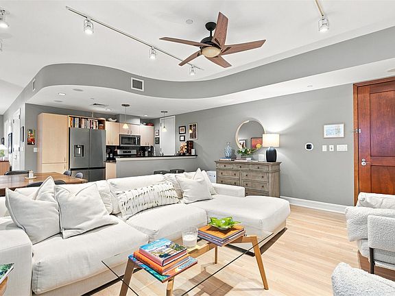 4th image of 901 W 9th St APT 216