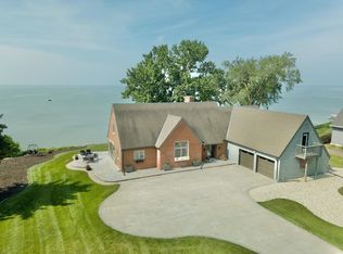 N8323 N Shore Rd, Menasha, WI 54952
