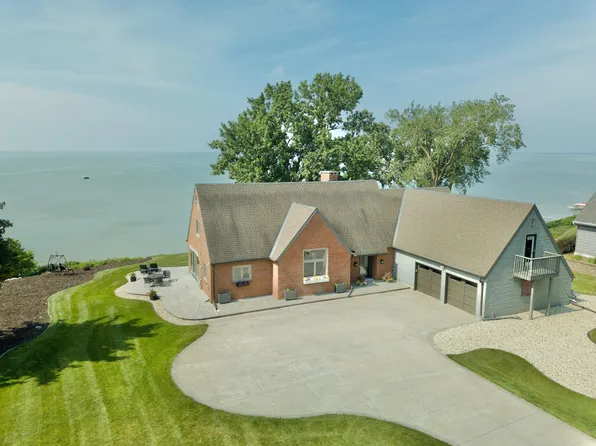 N8323 N Shore Rd, Menasha, WI 54952