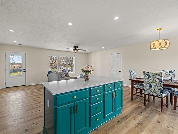 5th image of 6104 Alma Ct