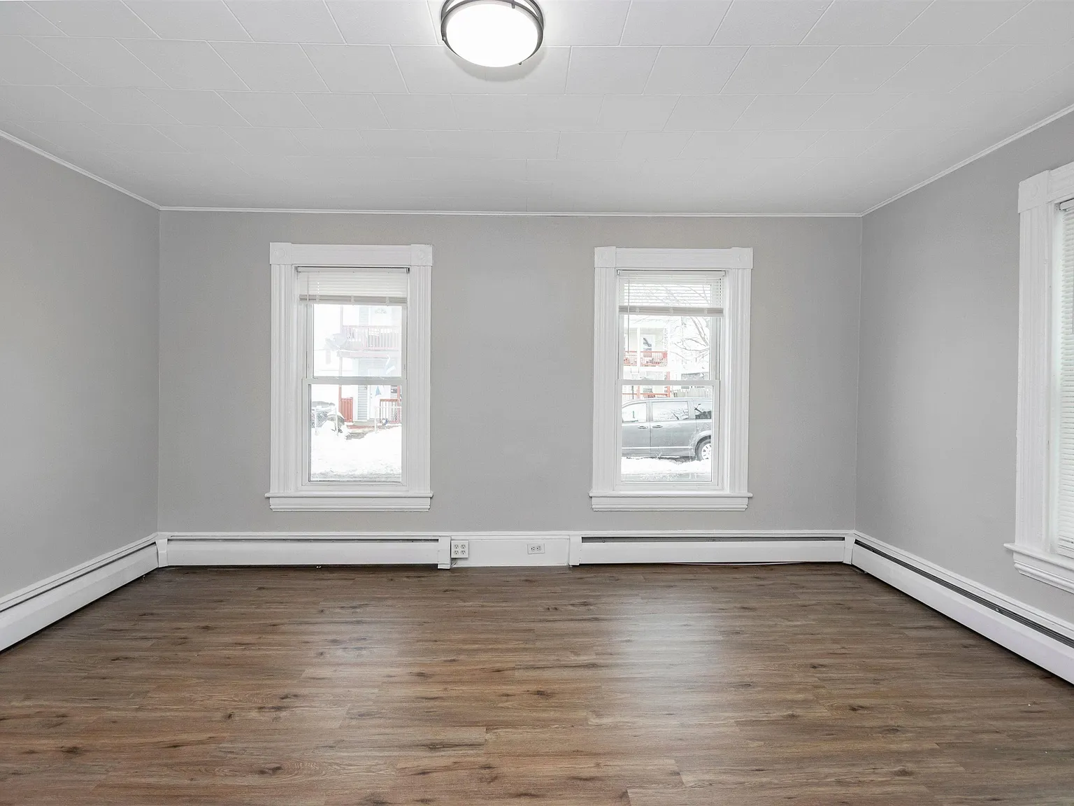3 bed, 1.0 bath, 1146 sqft, $2,347 — Photo 3