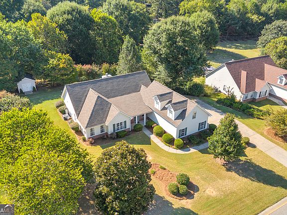 2nd image of 123 Berry Hill Ln