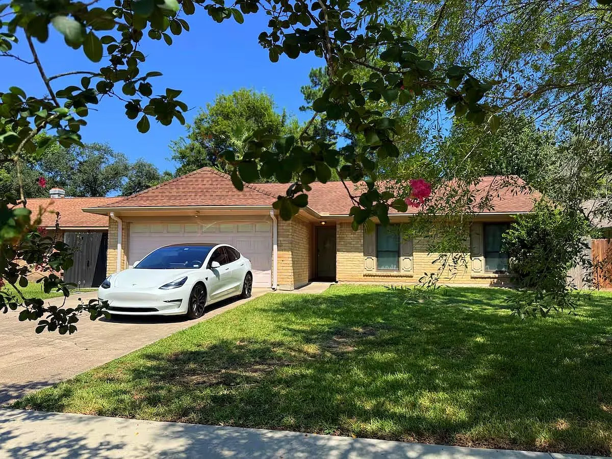 3 bed, 2.0 bath, 1360 sqft, $2,400 — Photo 1