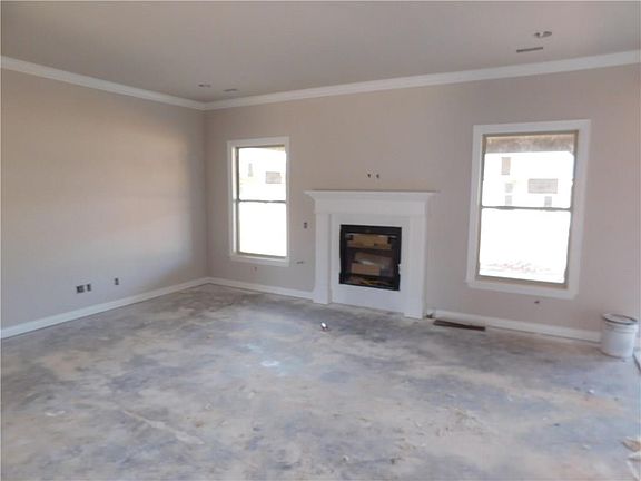 3rd image of 296 Tartaglia Ave