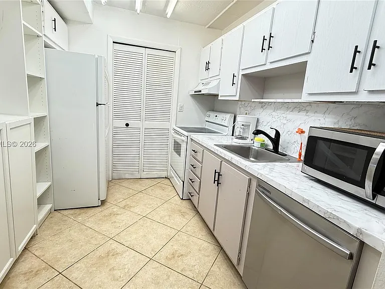240 Lakeview Dr #306 — Photo 2