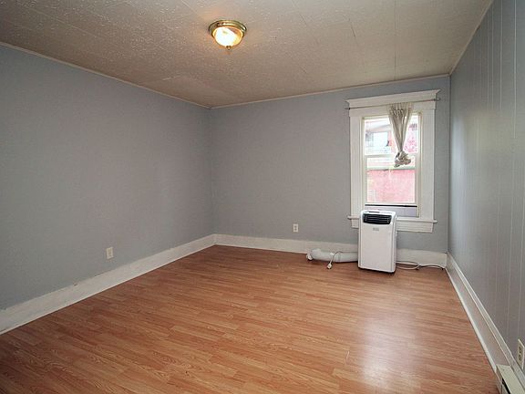 5th image of 4028-4030 NE Garfield Ave #4028