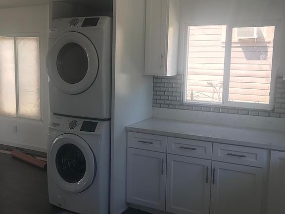 Stackable washer/dryer, Quartz counter in kitchen