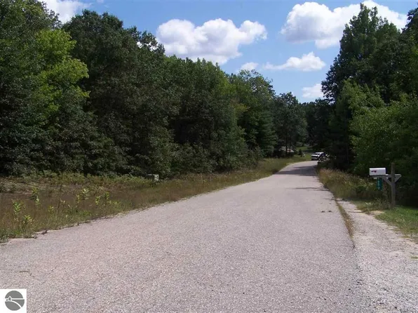 N Cir E, Farwell, MI 48622