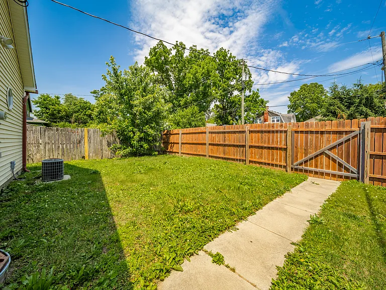 1015 N Gale St — Photo 26