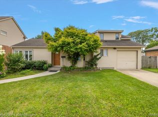 22470 Wildwood St, Saint Clair Shores, MI 48081