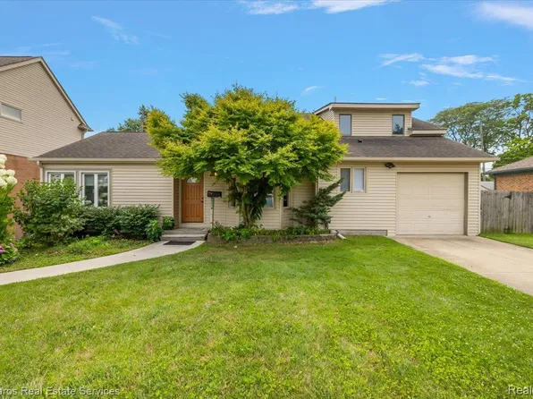 22470 Wildwood St, Saint Clair Shores, MI 48081