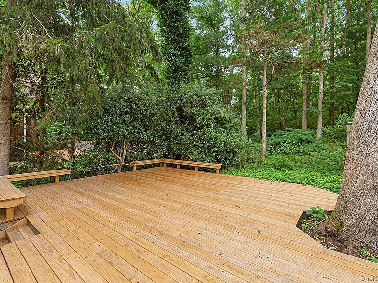 115 W Cove Rd — Photo 3