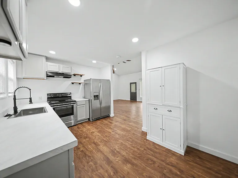 913 Estelle Ave — Photo 6