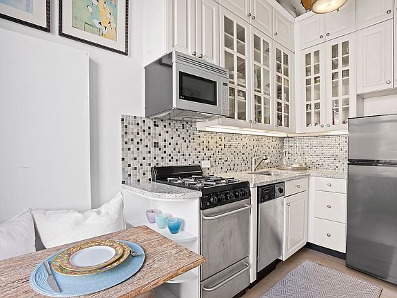 4th image of 54 E 83rd St APT 3A