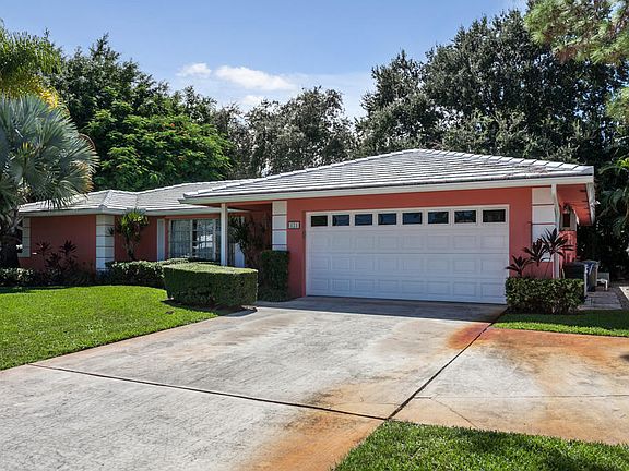 2nd image of 121 Golfview Dr