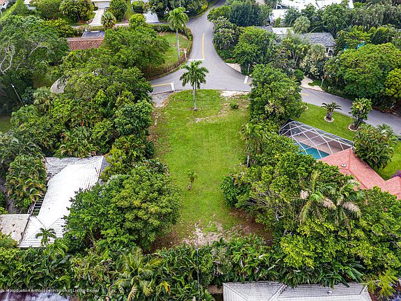 5th image of 722 S Atlantic Dr