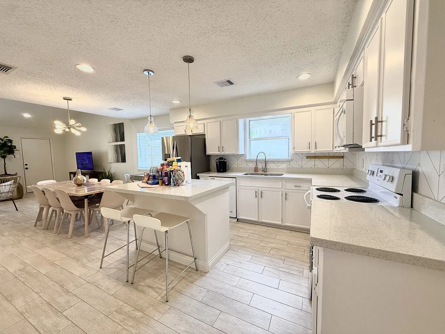 3 bed, 2.0 bath, $4,562 — Photo 3