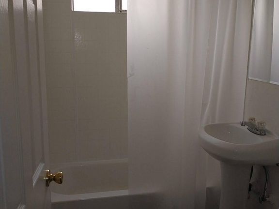 2nd image of 1452 Laurel Ave APT 3