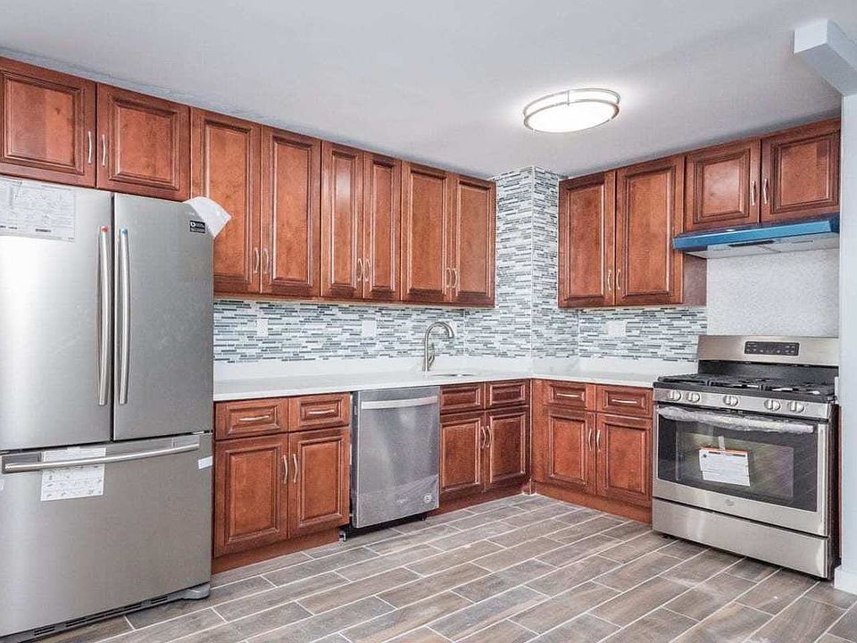 1st image of 2420 31st St APT 2R