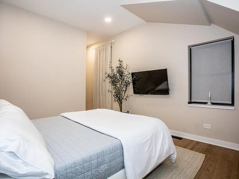 2115 W Dickens Ave #1F — Photo 24