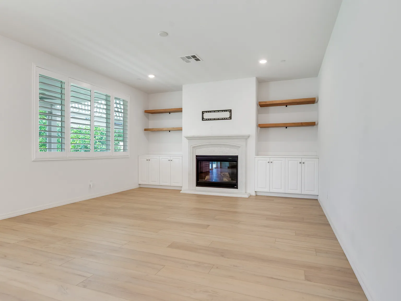 4 bed, 2550 sqft, $4,300 — Photo 3