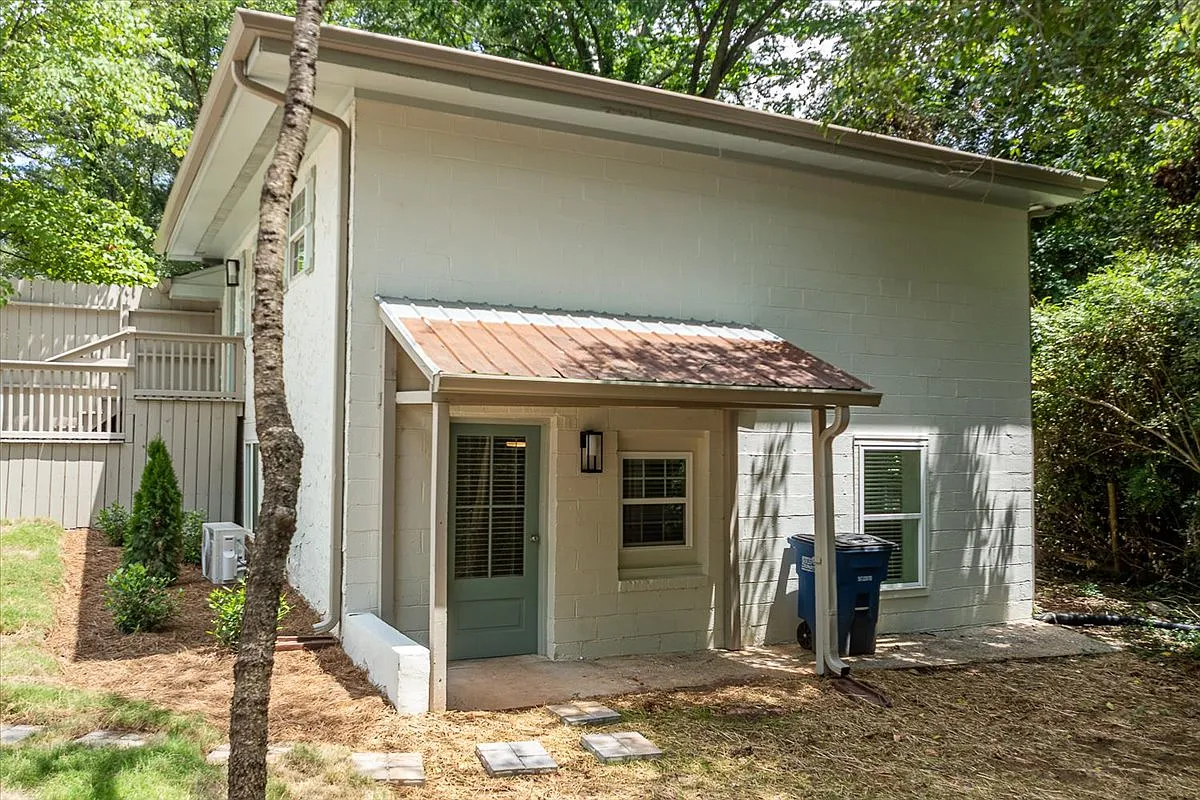 2 bed, 800 sqft, $1,400 — Photo 1