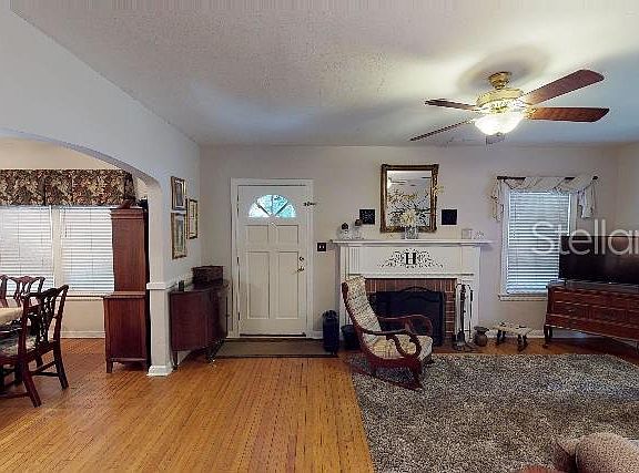 3rd image of 208 9th St SE