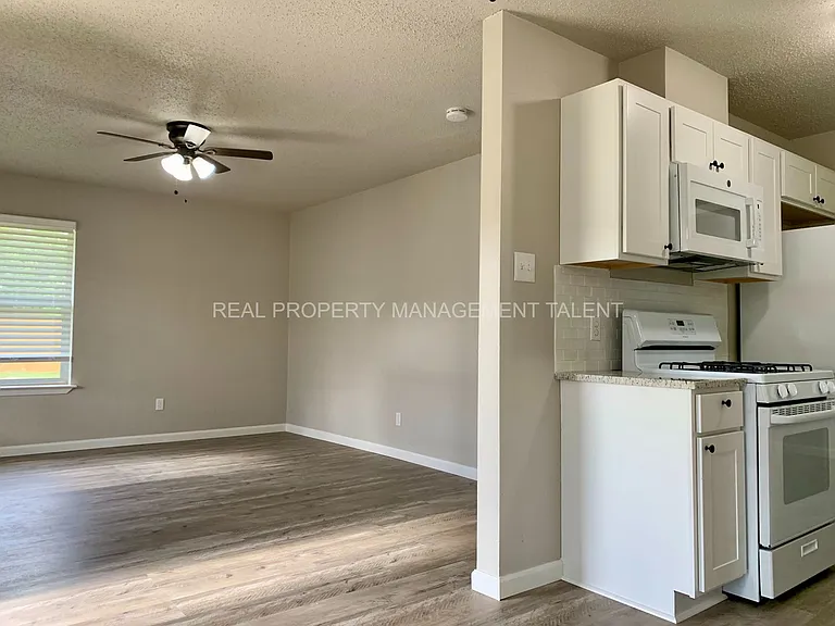 318 N Waco St — Photo 5