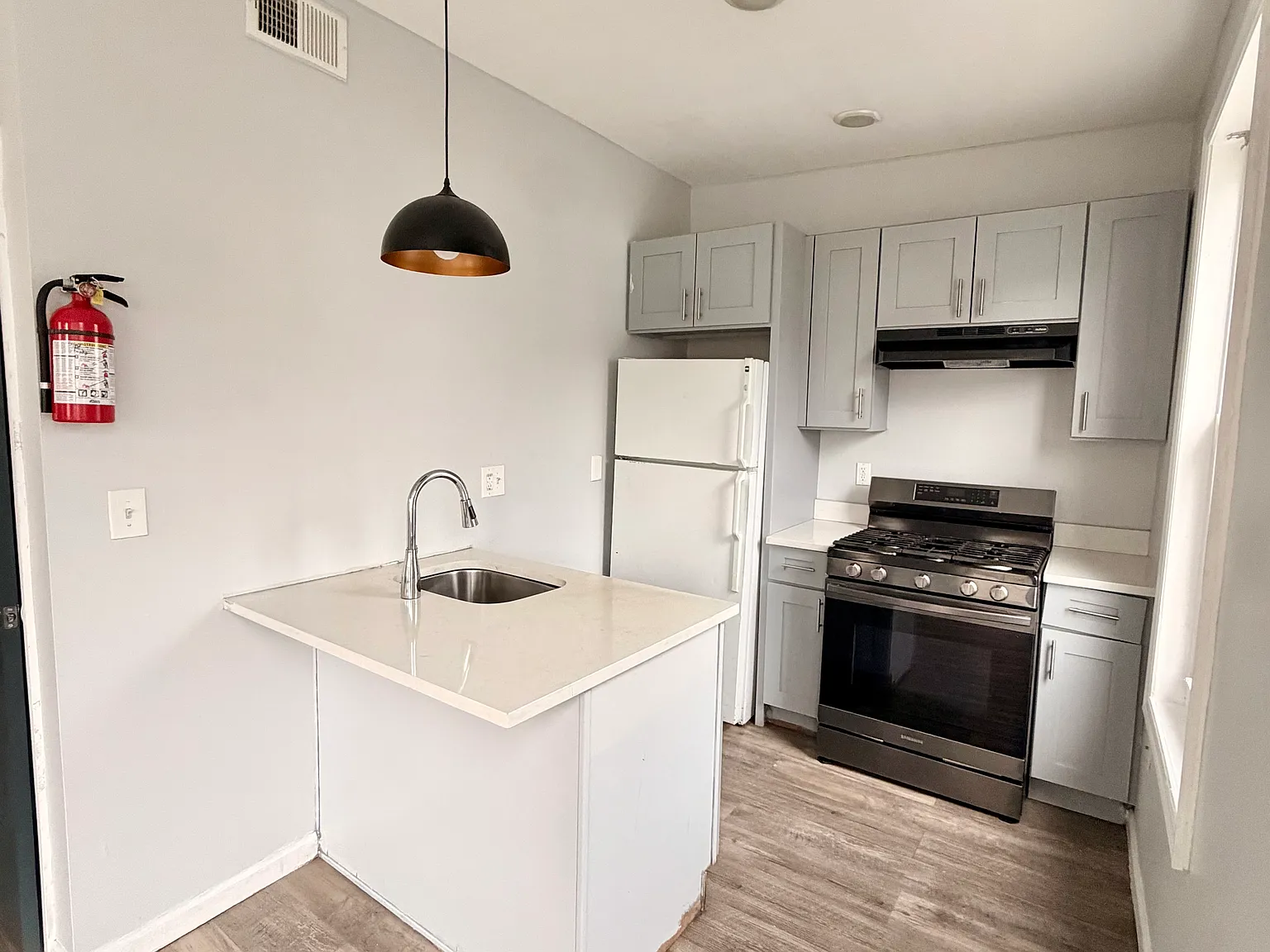 4 bed, $2,595 — Photo 1