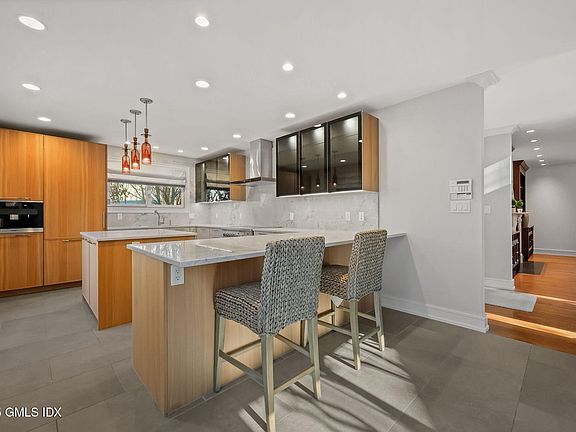 4th image of 33 E Lyon Farm Dr #33
