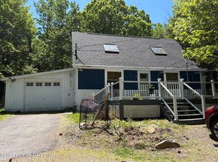 932 Cricket Ln, Long Pond, PA 18334