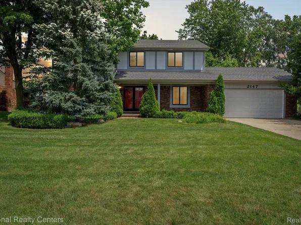 2147 Kolomyia St, West Bloomfield, MI 48324