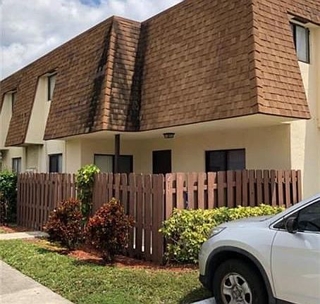 2nd image of 211 San Remo Blvd